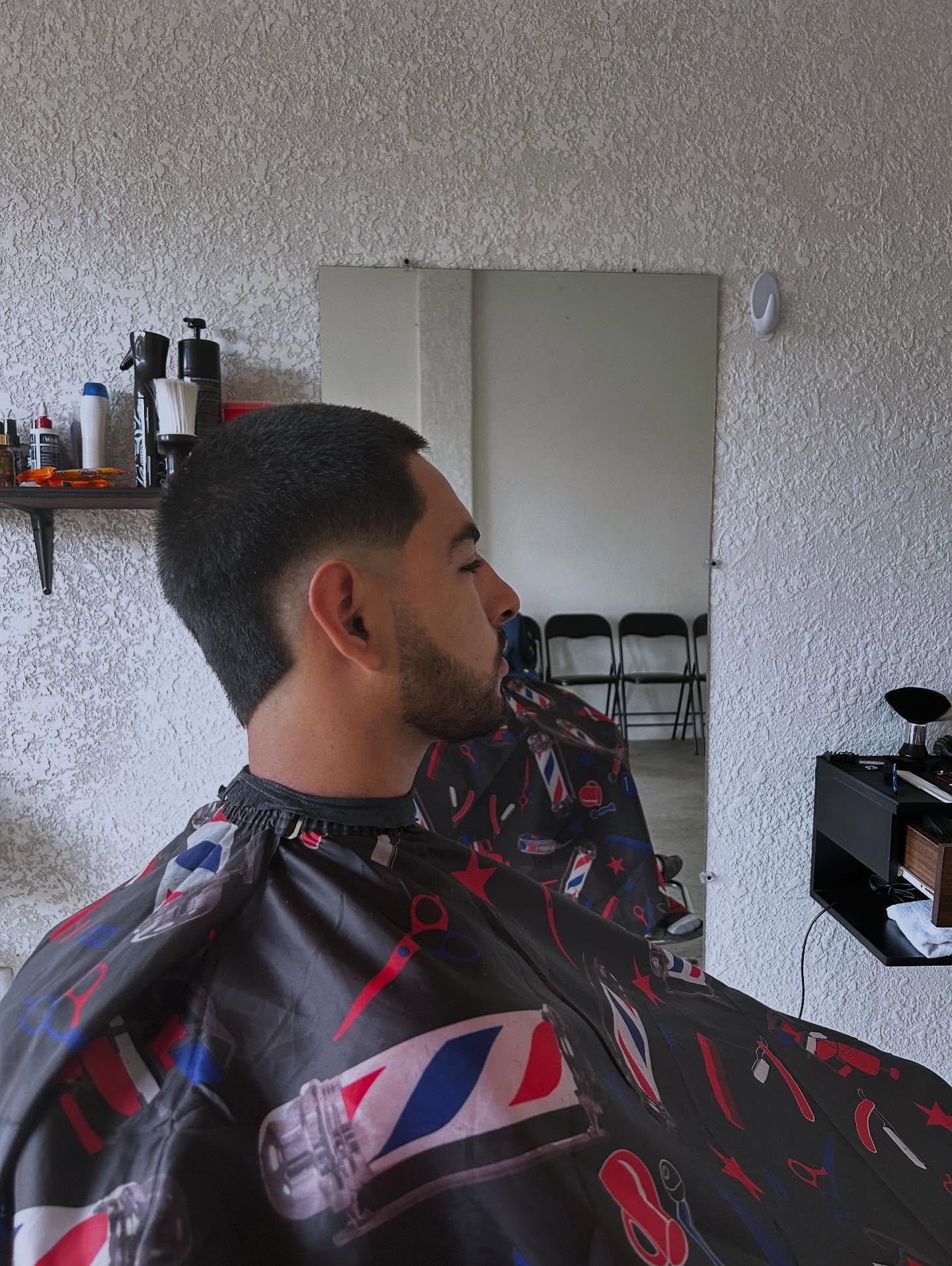 Fade con barba perfilada, trabajo reciente en el local